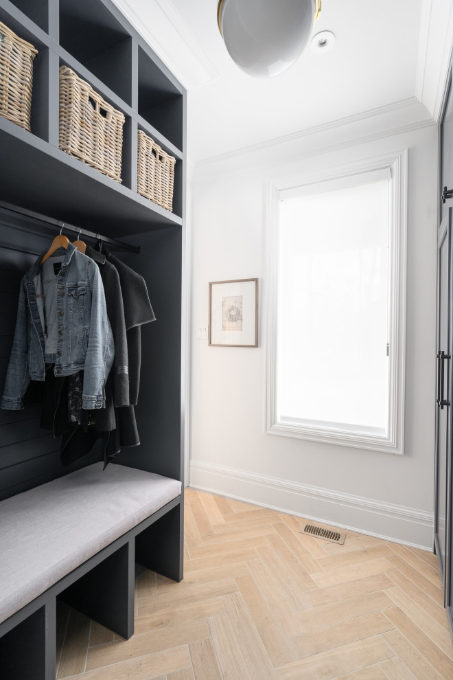 Transitional entryway photo in Montreal