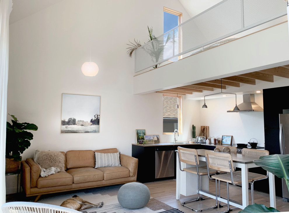 Idee per un soggiorno moderno con pareti bianche e soffitto a volta