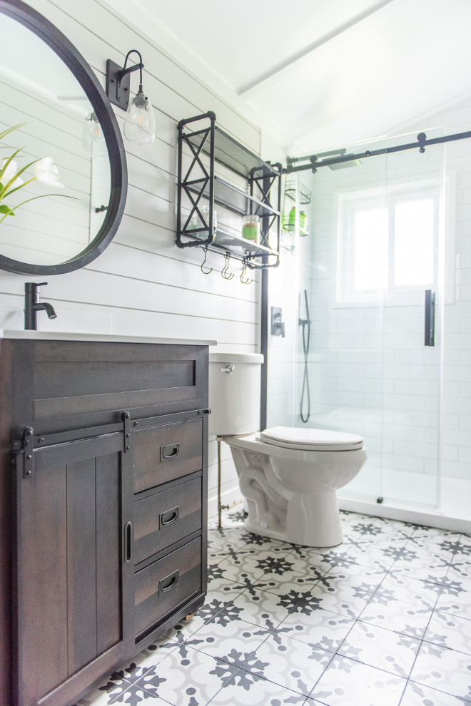 Transitional home design photo in Toronto
