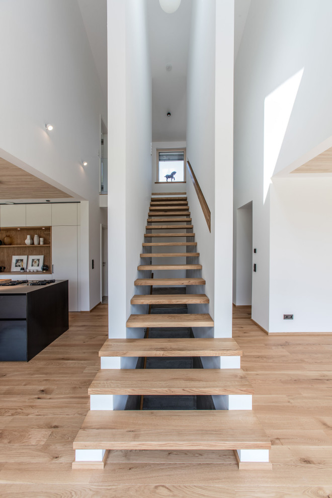 Gerade Moderne Holztreppe mit offenen Setzstufen in München