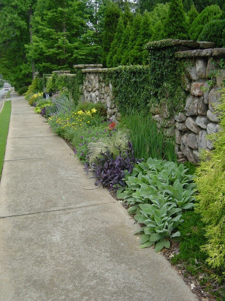 Inspiration for a traditional front yard garden in Atlanta.