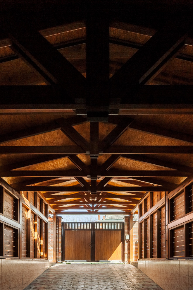 Заезд в гараж. Навес из натурального дерева.