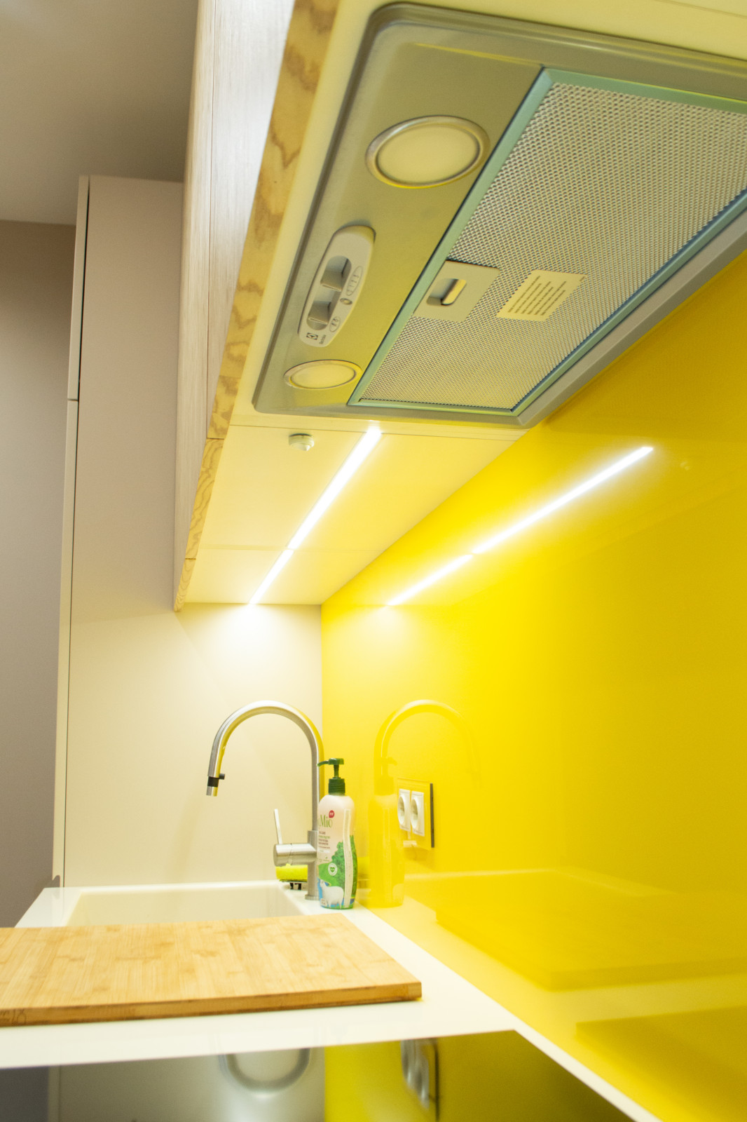 Яркая современная кухня