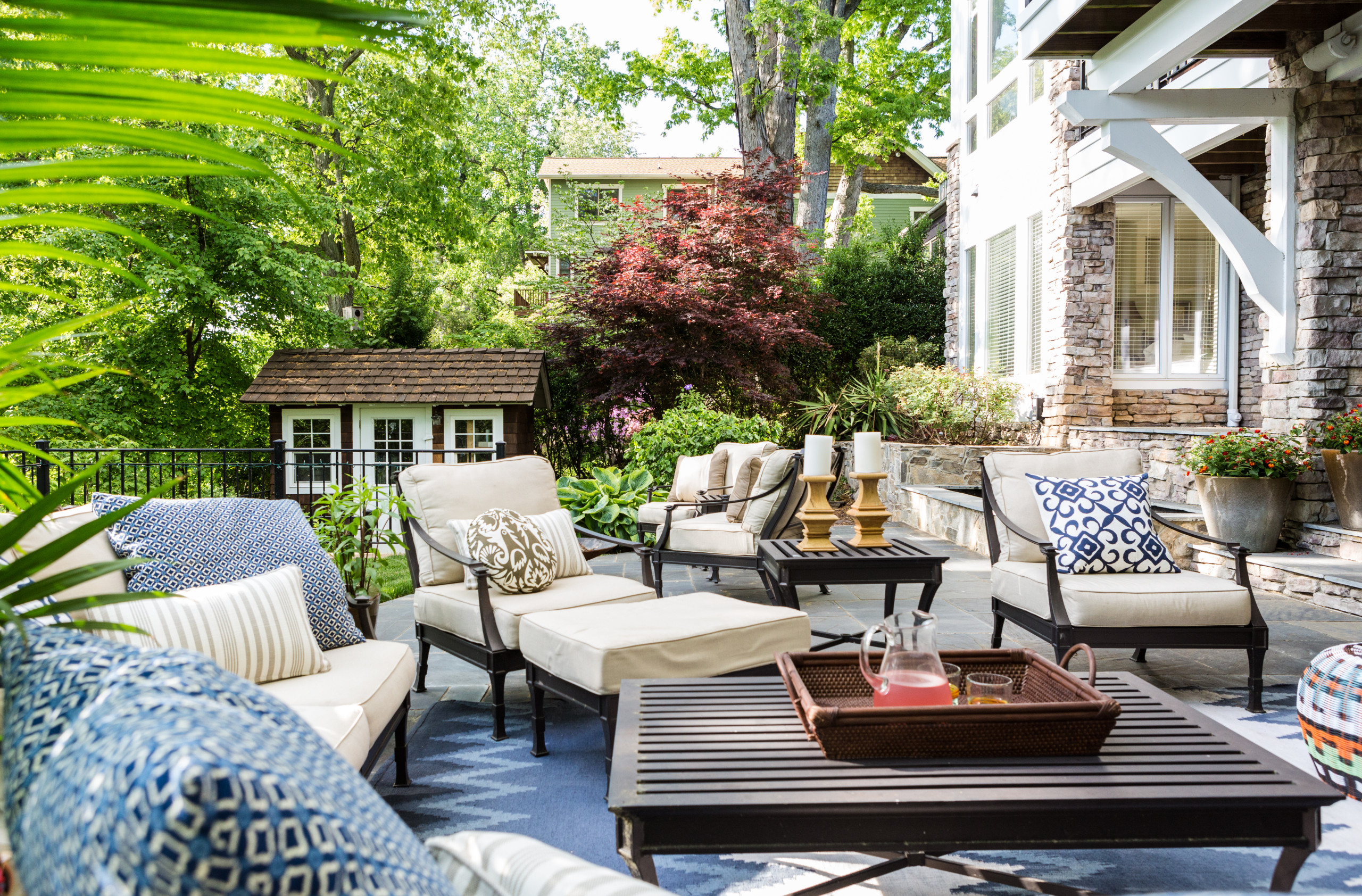 How to Create an Inviting Outdoor Seating Area, image size:2560x1684