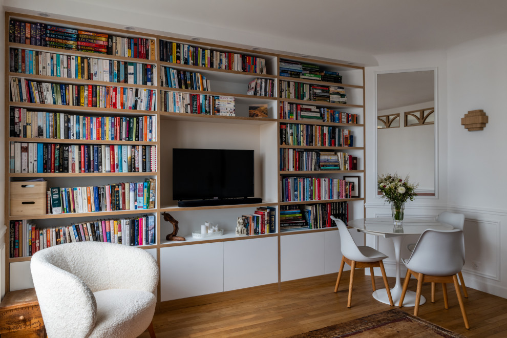 Idéer för ett mellanstort minimalistiskt vardagsrum, med ett bibliotek, vita väggar och ljust trägolv