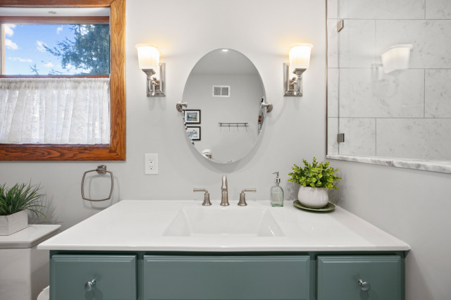 Transitional Edgemere Bathrooms nyklassisk-badevaerelse