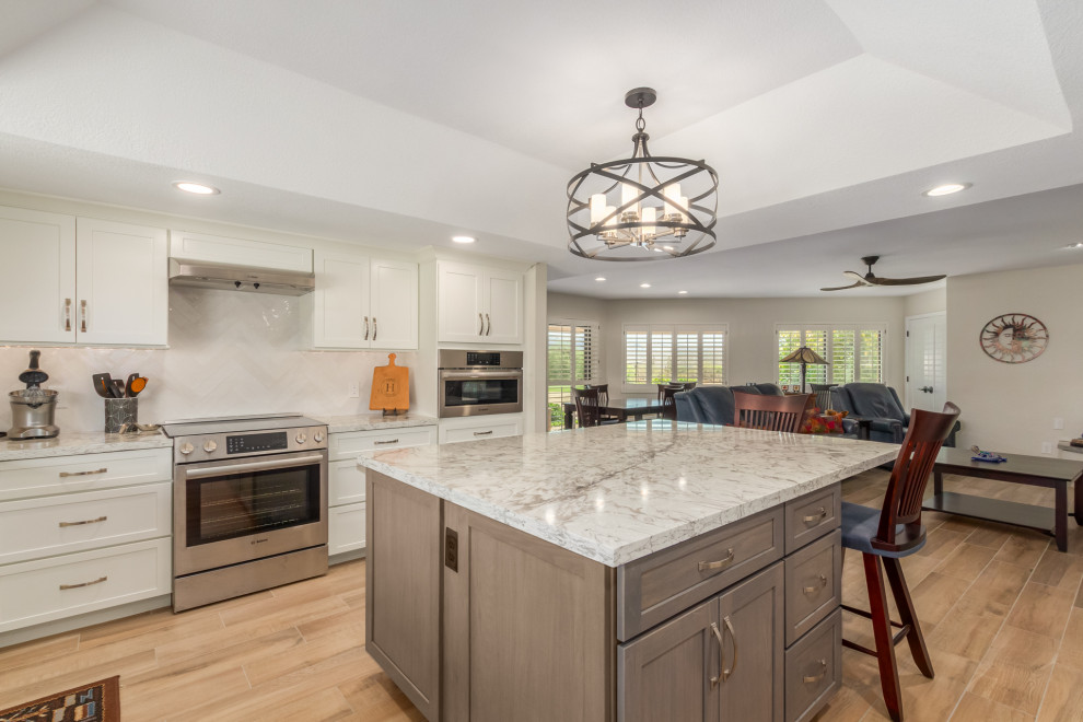 Kitchen - transitional kitchen idea in Phoenix