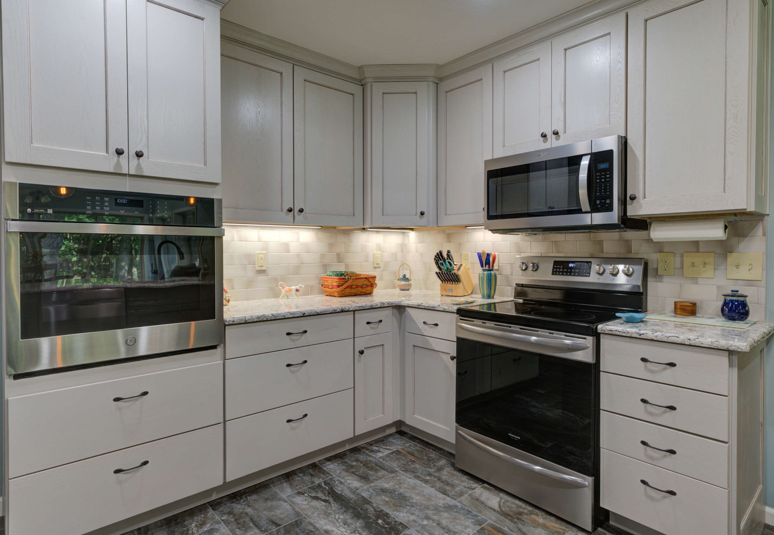 175 Forest View Dr - Four Season Room / Kitchen