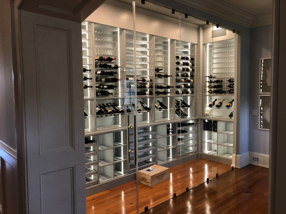 Example of a transitional home design design in Charleston