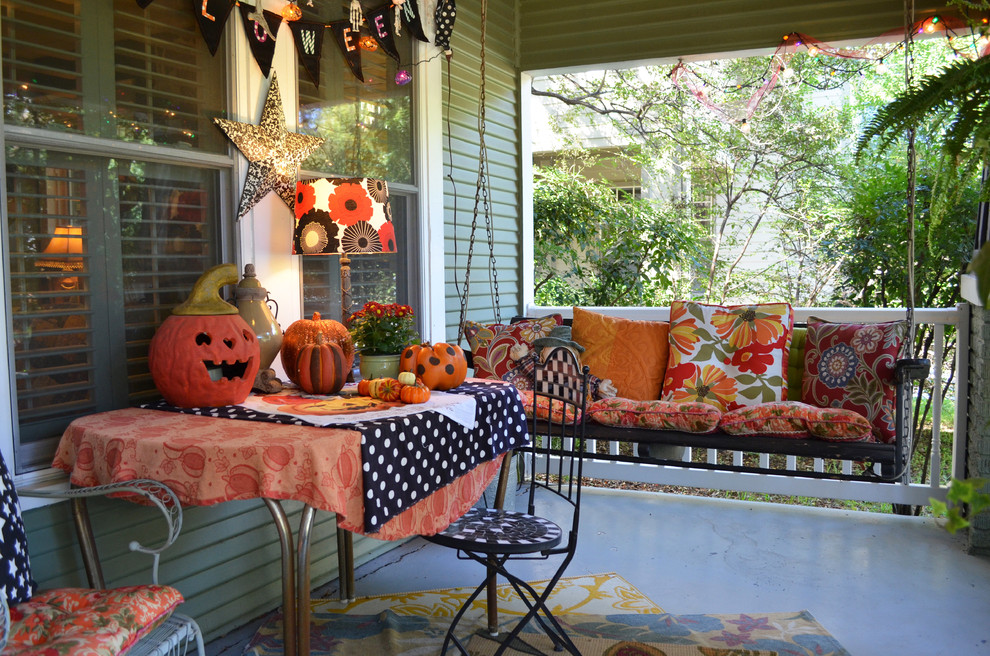 Photo of a traditional front yard verandah in Dallas.