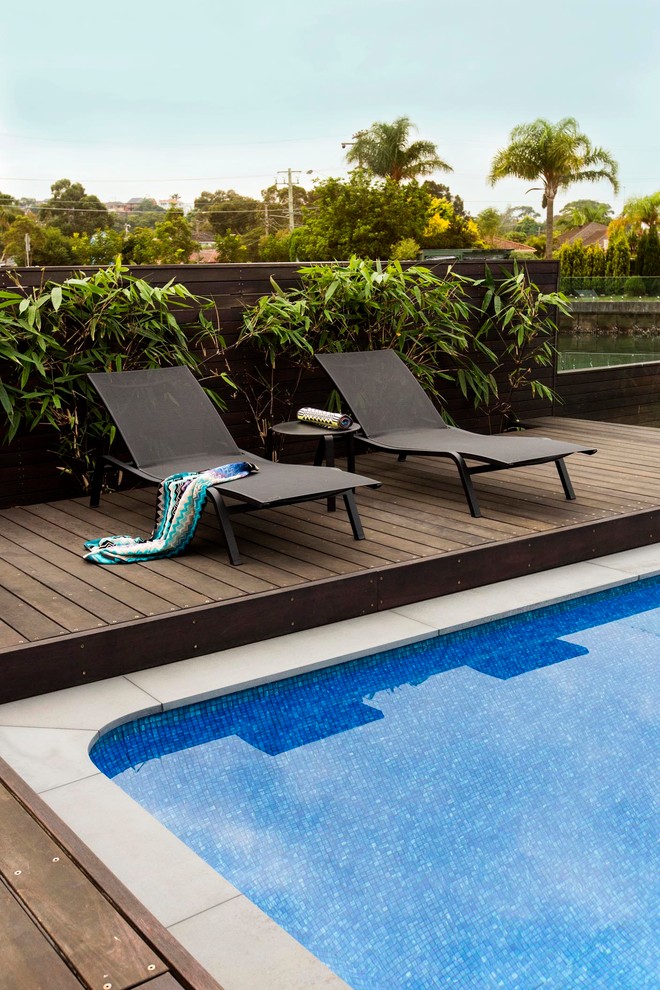 Design ideas for a contemporary deck in Sydney.