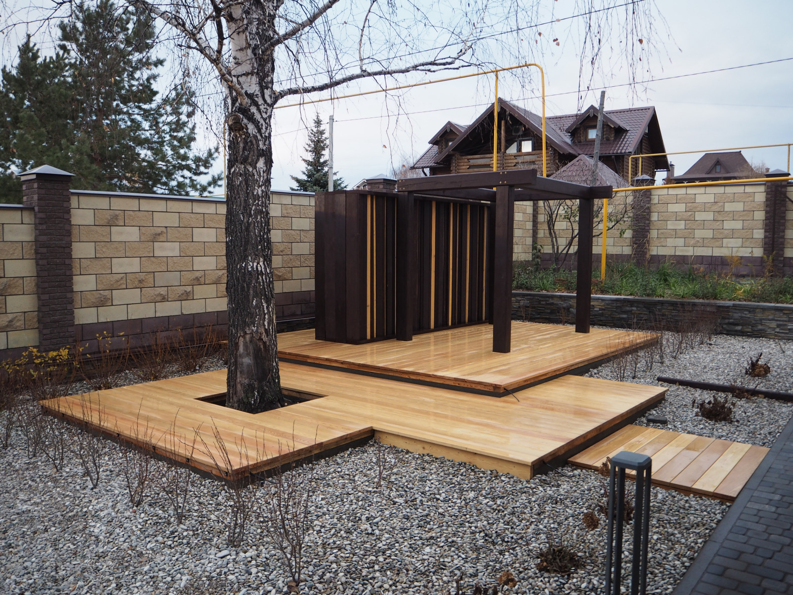 Натуральное дерево в саду