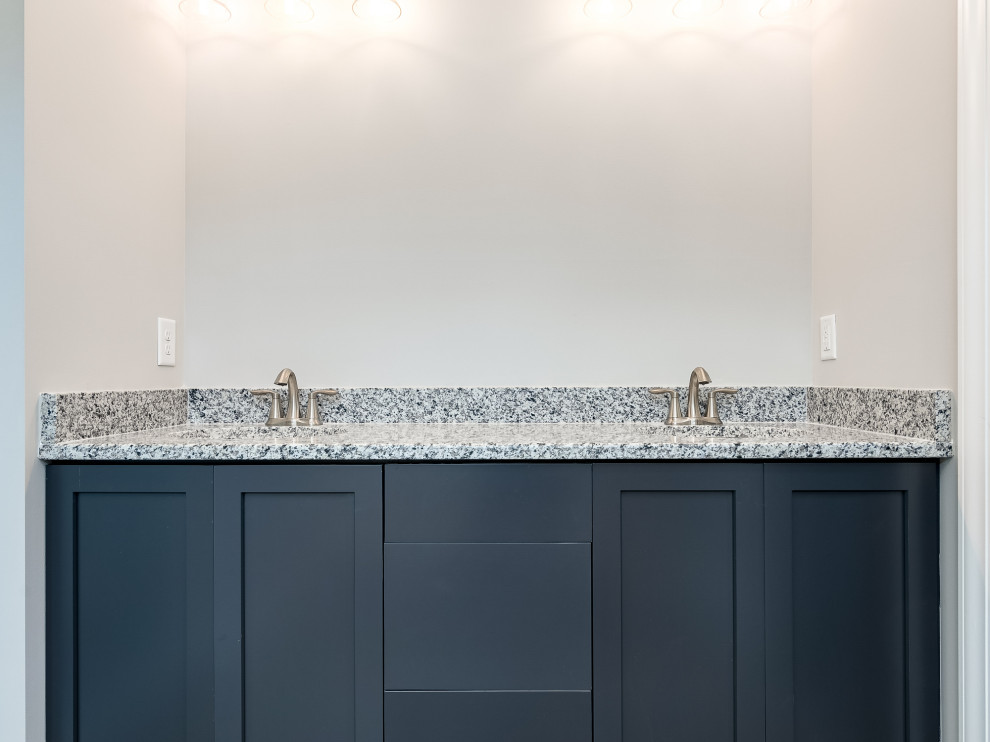 Bathroom - transitional bathroom idea