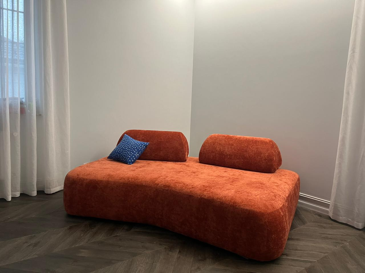 Диван Дали в игровой детской комнате