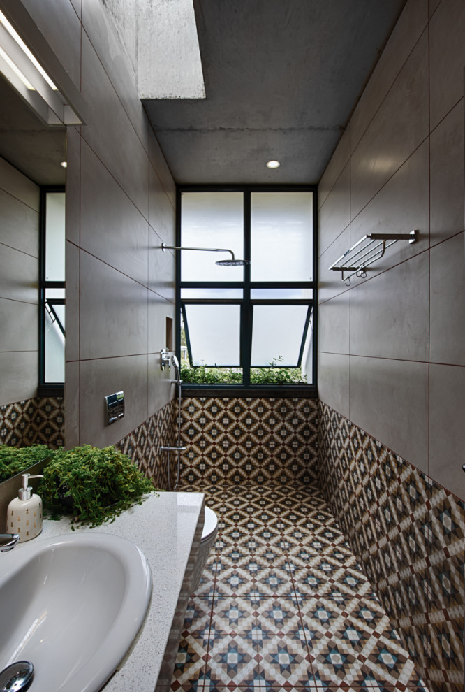 Design ideas for a contemporary bathroom in Bengaluru.