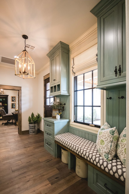 Farmhouse Chic country-entrance