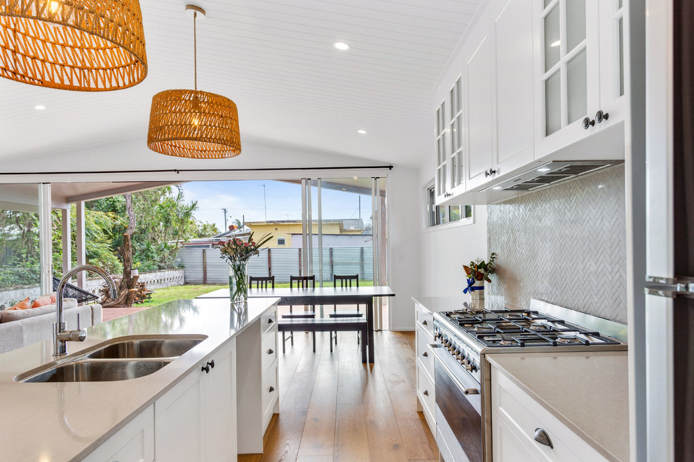 Inspiration for a transitional kitchen in Gold Coast - Tweed.