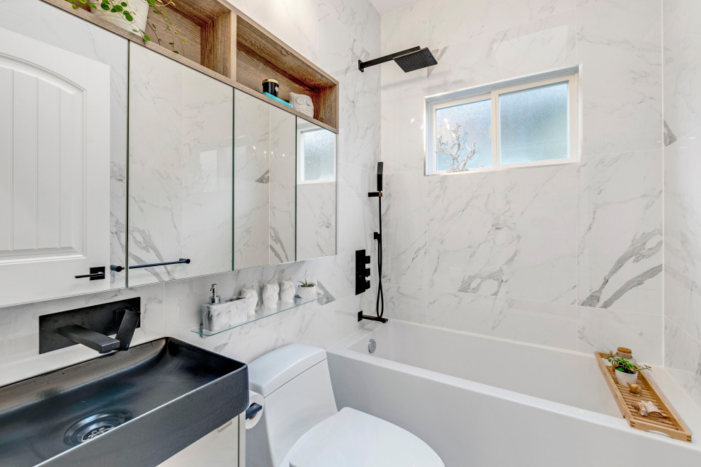 Bathroom - contemporary bathroom idea in Vancouver