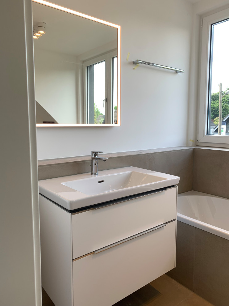 Modernisierung Einfamilienhaus mit Erweiterung der Gauben und  Fensteraufteilung