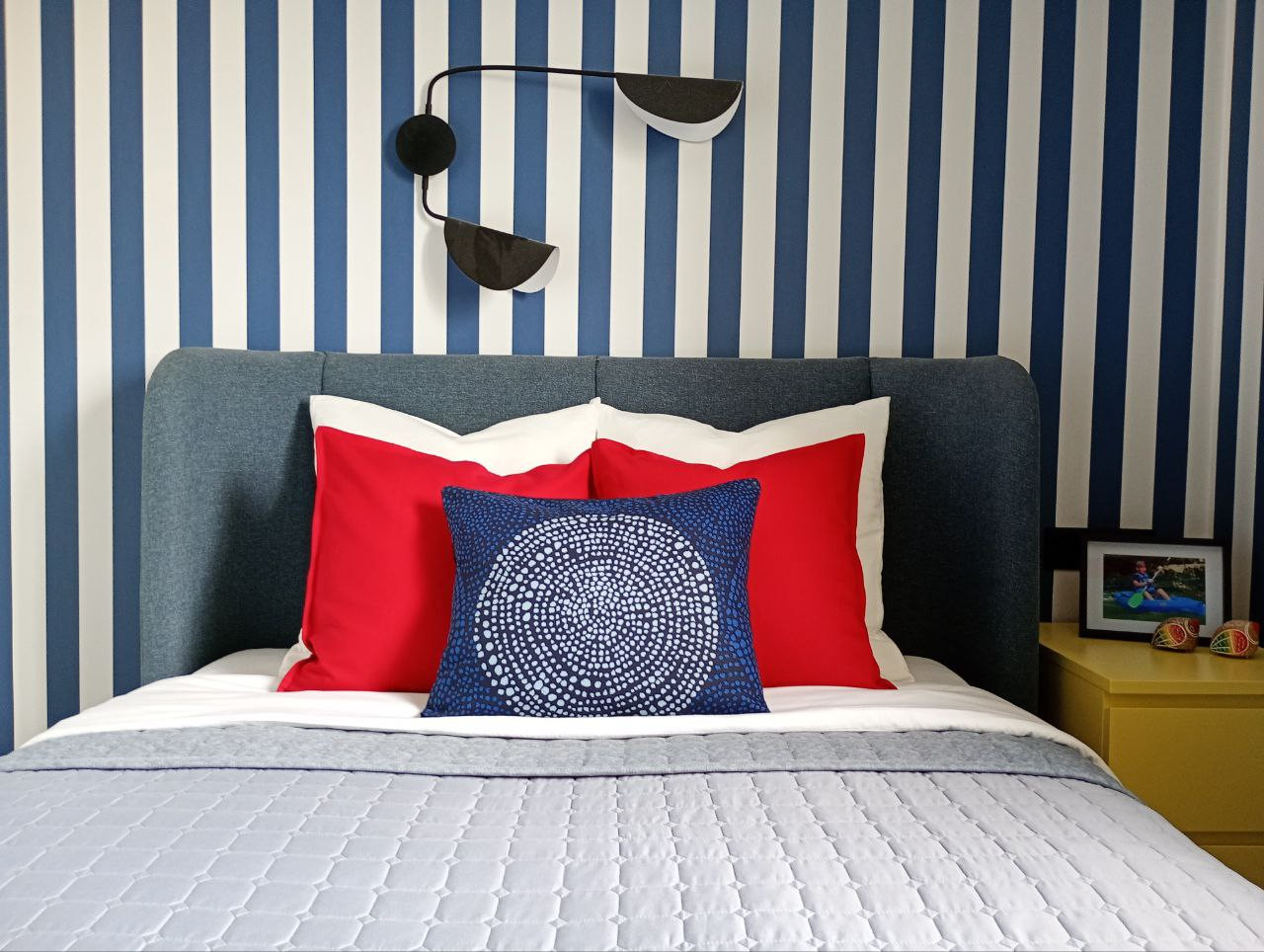 Une chambre aux couleurs vives pour un adolescent qui aime la couleur