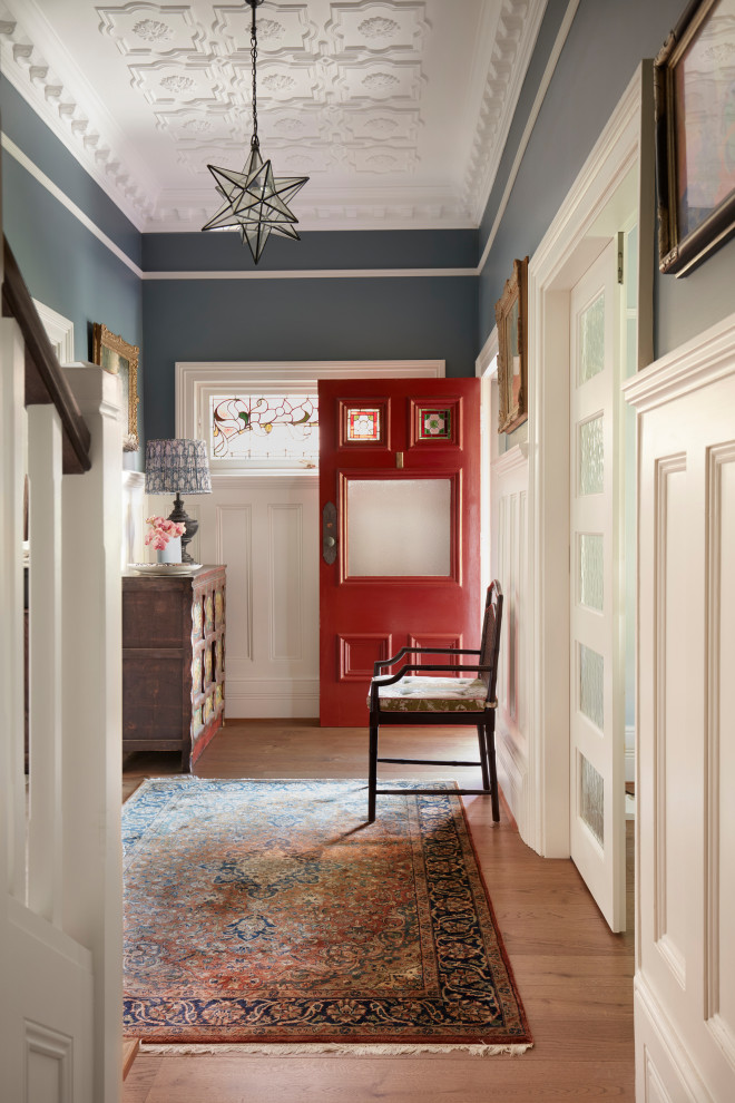 На фото: коридор в стиле фьюжн с синими стенами, светлым паркетным полом и коричневым полом с