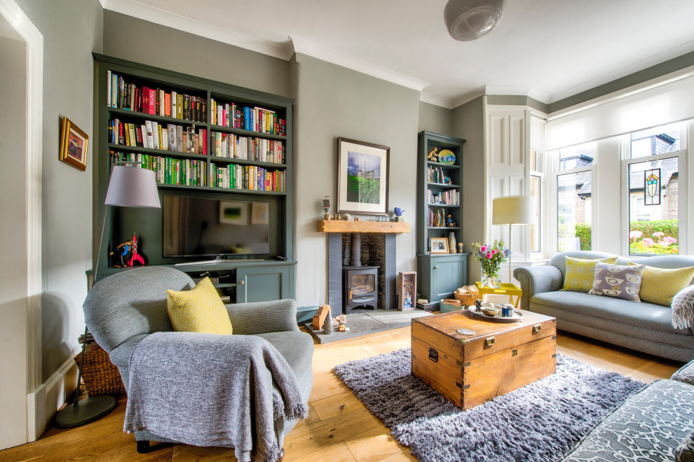 Abgetrenntes Klassisches Wohnzimmer mit grauer Wandfarbe, braunem Holzboden, Kaminofen und braunem Boden in Glasgow