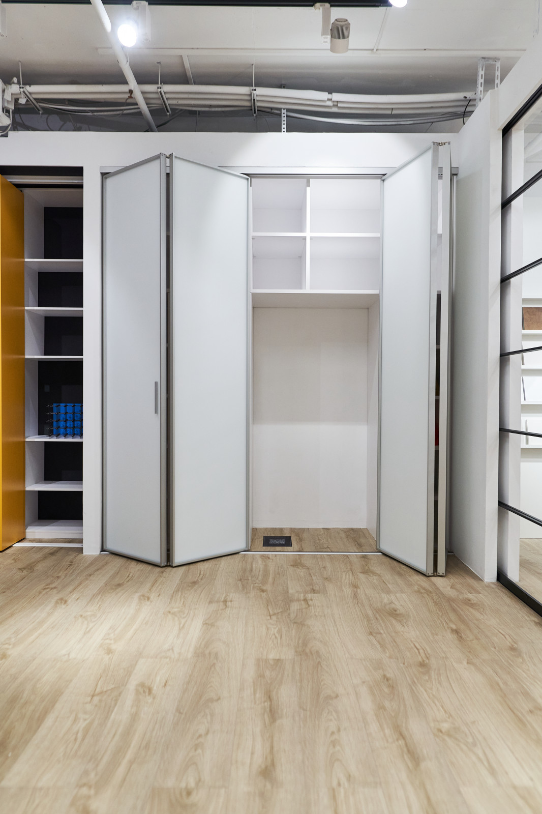 Хозяйственный шкаф со складными дверьми в профиле S1200 raumplus