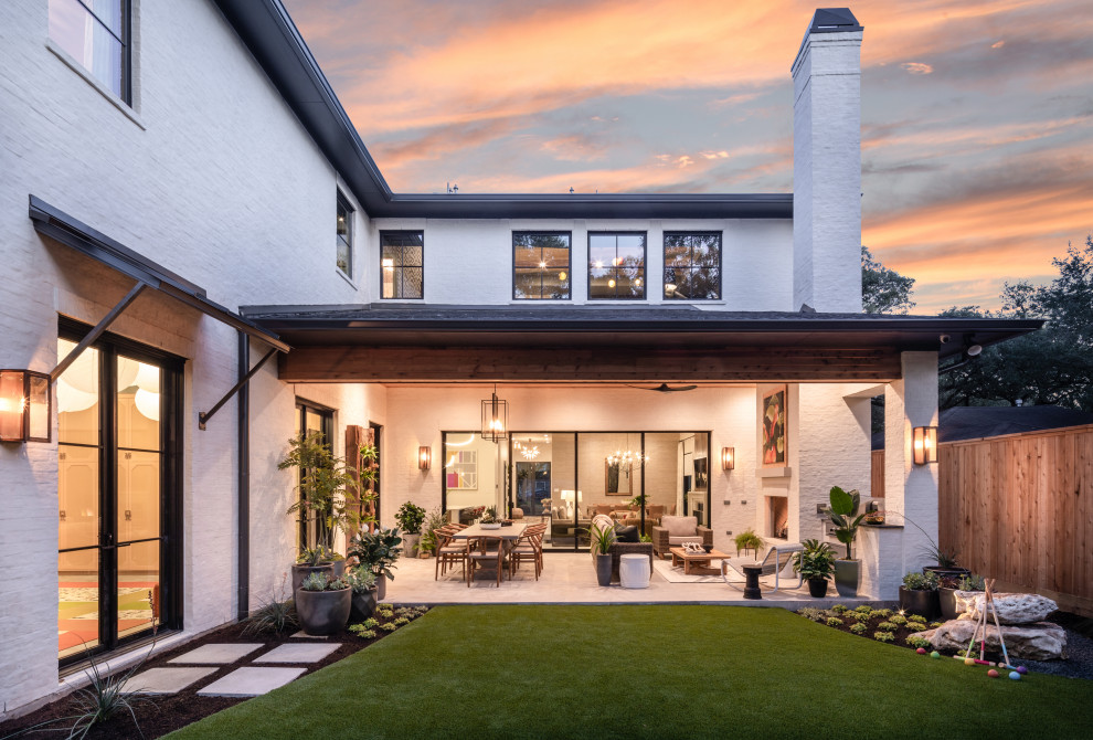 Example of a transitional patio design in Houston