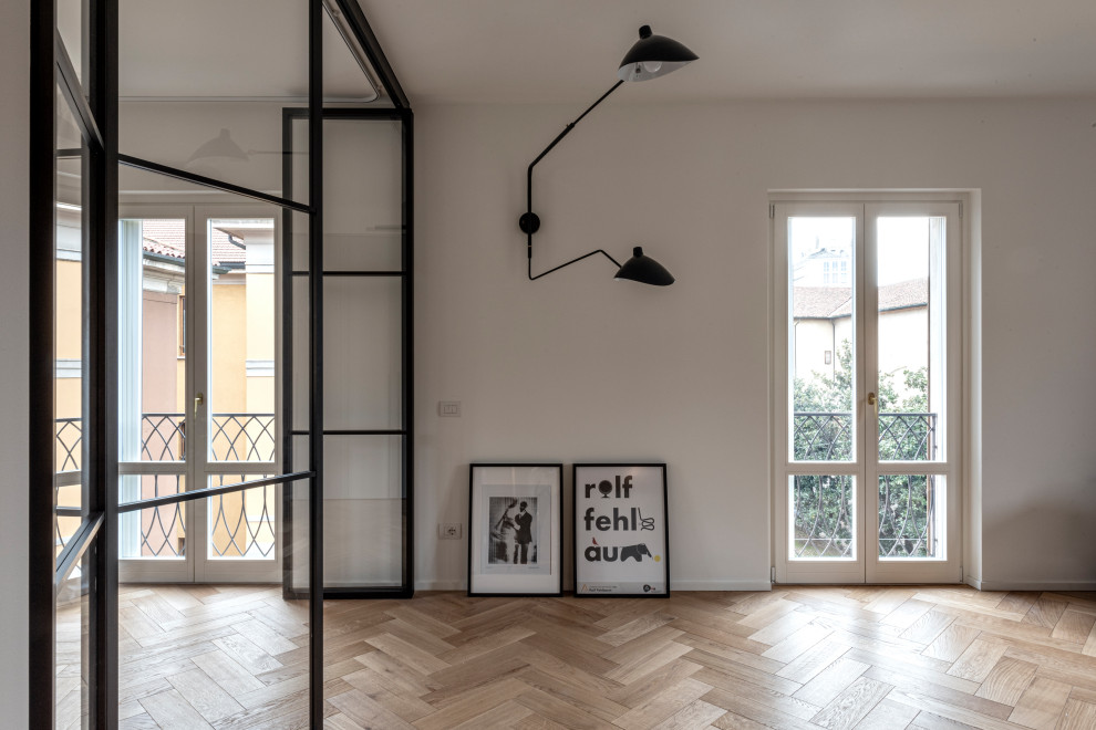 Foto di un soggiorno minimal di medie dimensioni e aperto con pareti grigie e pavimento in legno massello medio