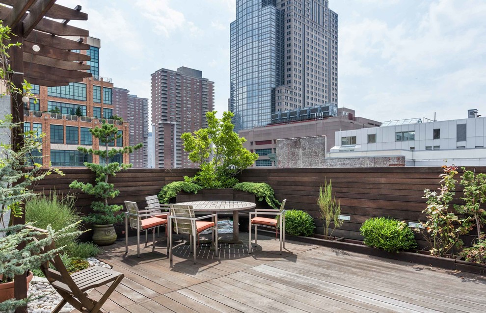 This is an example of a contemporary deck in New York.