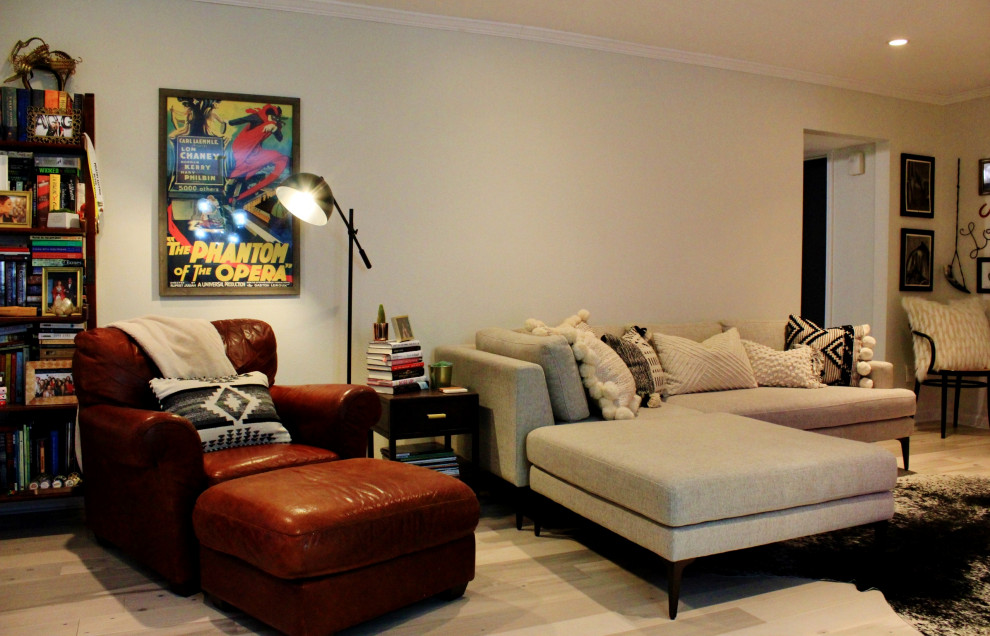 Foto på ett mellanstort eklektiskt separat vardagsrum, med vita väggar, ljust trägolv, en fristående TV och beiget golv