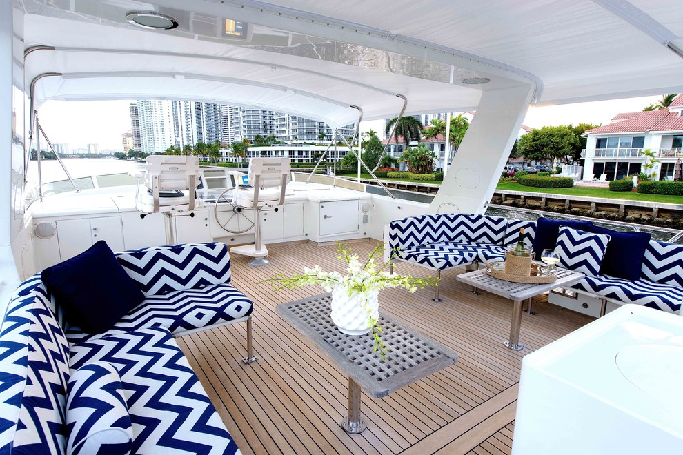Beach style deck in Miami.
