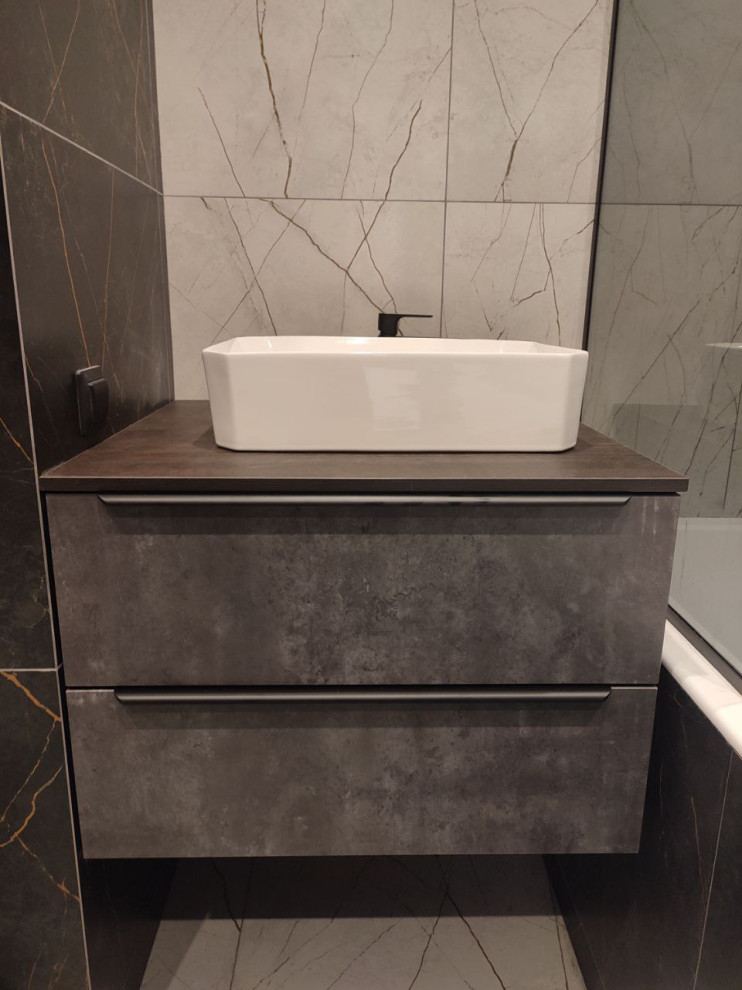 This is an example of a modern bathroom in Moscow.