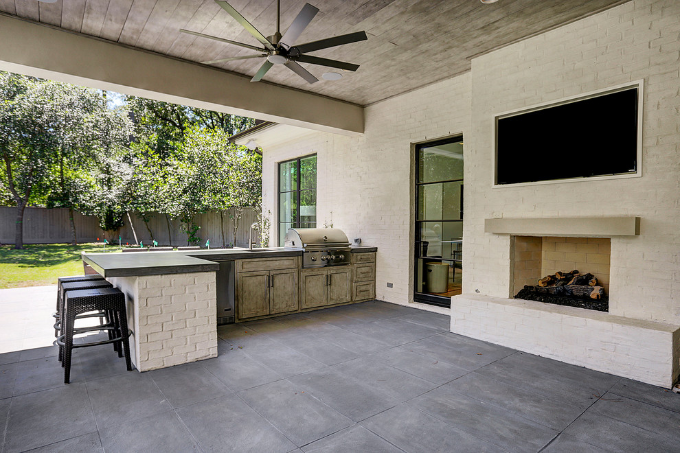 Design ideas for a transitional patio in Houston.