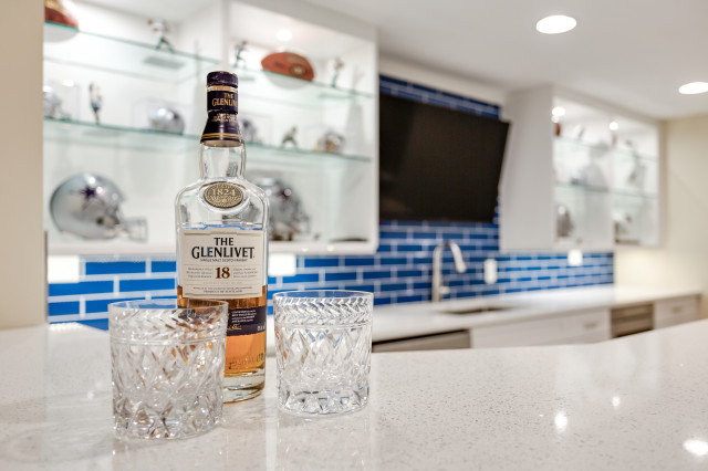 Barrington Basement contemporain-bar-de-salon