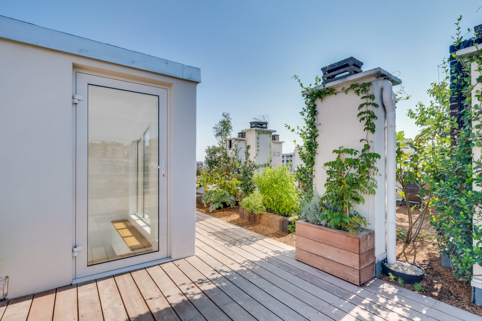 Inspiration pour une terrasse sur le toit rustique de taille moyenne avec un garde-corps en bois.