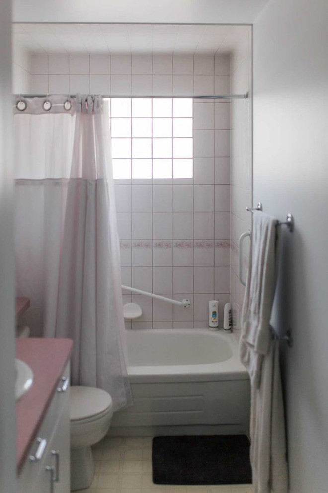 Modelo de cuarto de baño urbano de tamaño medio con bañera empotrada, combinación de ducha y bañera, baldosas y/o azulejos grises, baldosas y/o azulejos de porcelana, suelo de baldosas de porcelana, suelo gris y ducha con cortina