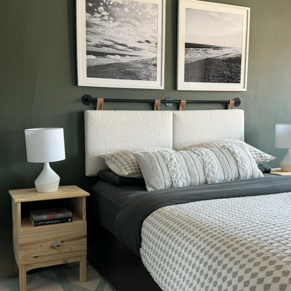 Diseño de dormitorio principal clásico renovado pequeño con paredes verdes, suelo de madera pintada y suelo negro
