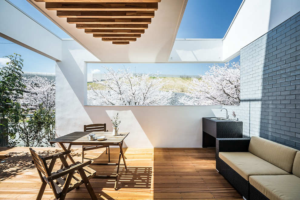 Photo of a contemporary terrace in Kobe.