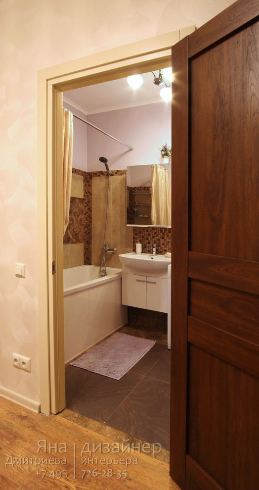 На фото: главная ванная комната среднего размера в современном стиле с плоскими фасадами, белыми фасадами, полновстраиваемой ванной, унитазом-моноблоком, коричневой плиткой, керамогранитной плиткой, фиолетовыми стенами, полом из керамогранита и подвесной раковиной