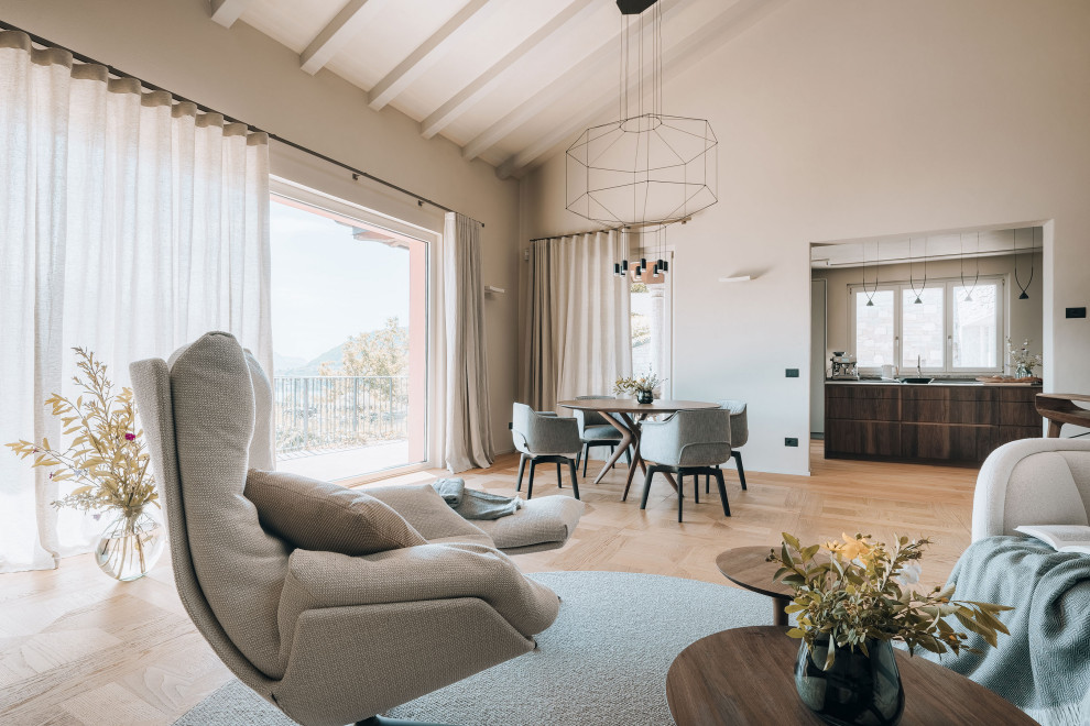 Foto di un grande soggiorno nordico stile loft con libreria, pareti beige, parquet chiaro, camino lineare Ribbon, cornice del camino in pietra, pavimento beige e travi a vista