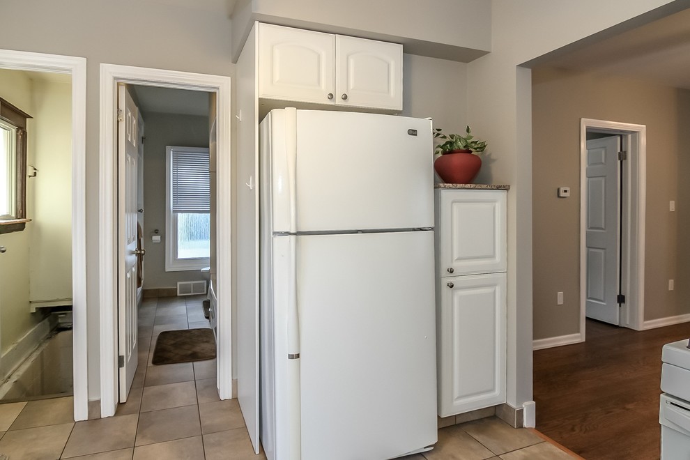 Example of a transitional kitchen design in Toronto