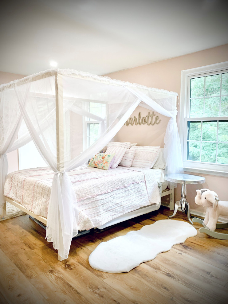 Inspiration för ett mellanstort vintage barnrum kombinerat med sovrum, med rosa väggar och mellanmörkt trägolv
