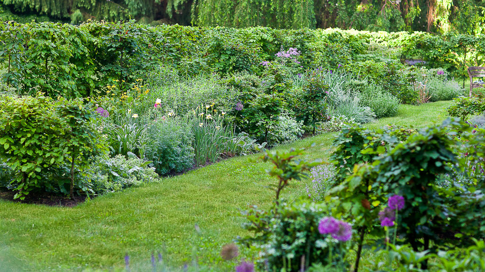 Design ideas for a traditional backyard garden in New York.