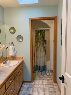 Bathroom of the Week: Light and Open With a Style That Wows (7 photos)