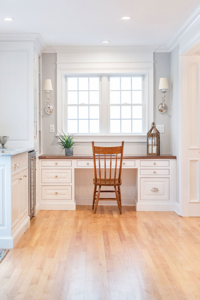 Design ideas for an expansive traditional eat-in kitchen in Bridgeport with with island.