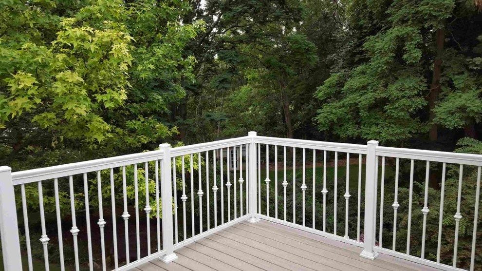 This is an example of a traditional deck in Toronto.