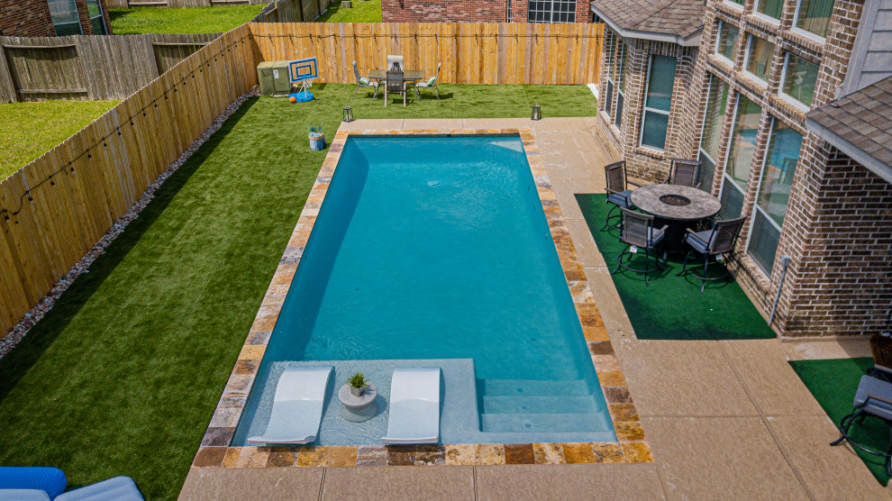 Mittelgroßer Moderner Pool hinter dem Haus in rechteckiger Form mit Dielen in Houston