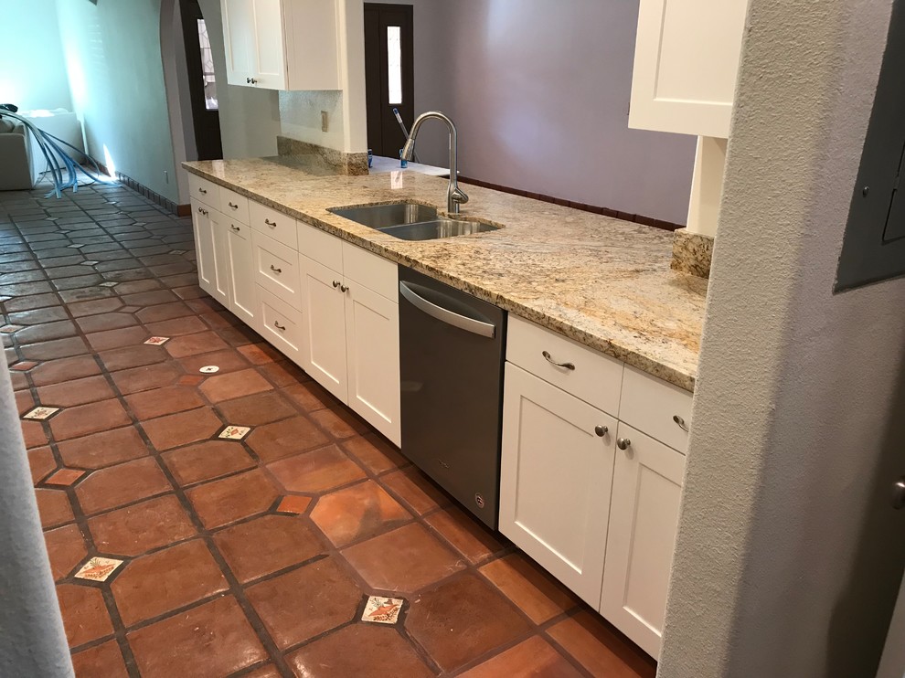 Kitchen - transitional kitchen idea