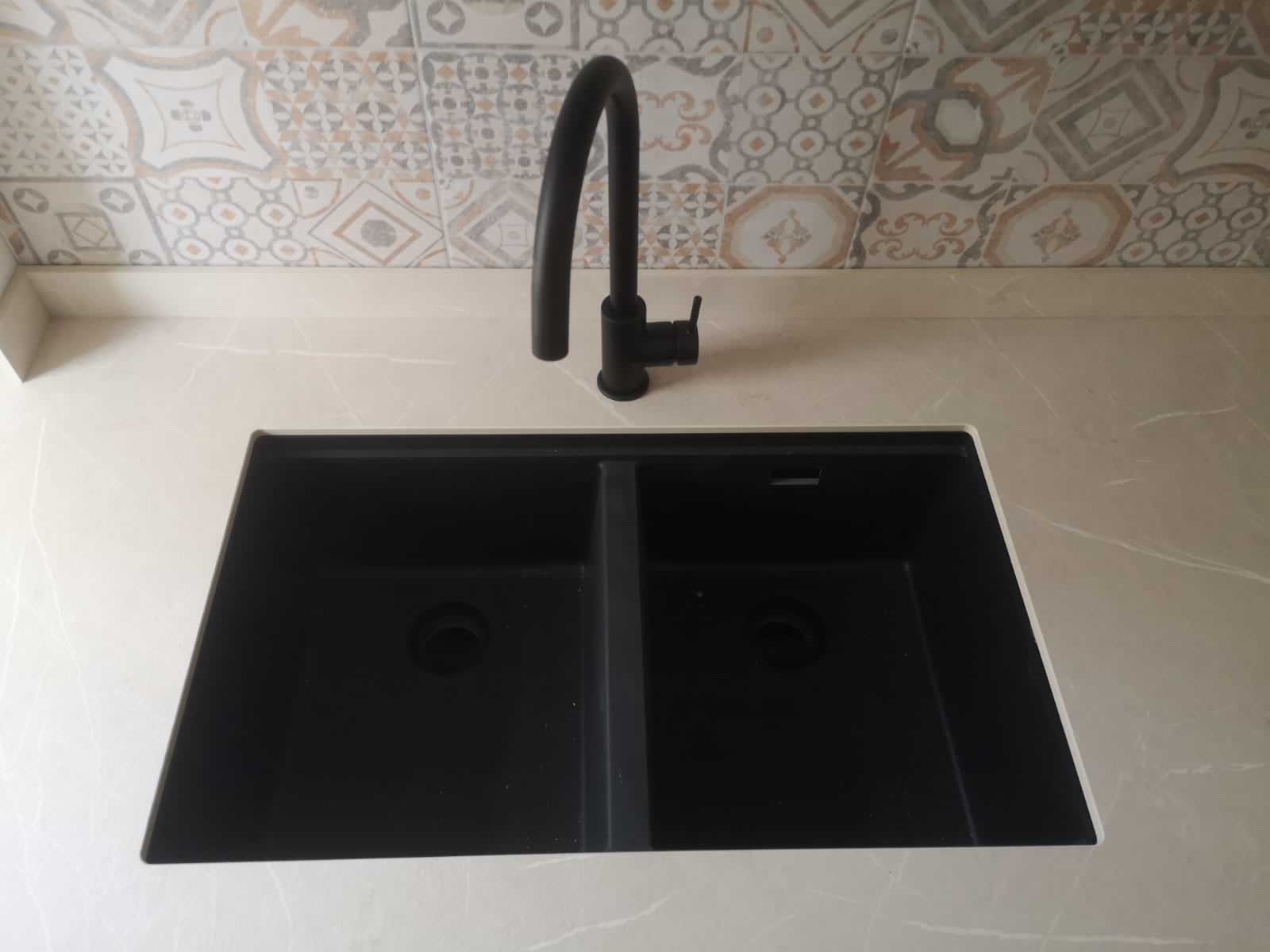 Lavello sottotop a due vasche in Kerateck con miscelatore nero